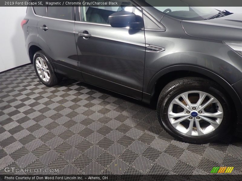 Magnetic / Chromite Gray/Charcoal Black 2019 Ford Escape SE