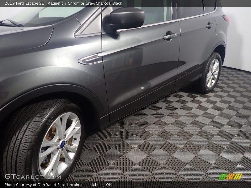 Magnetic / Chromite Gray/Charcoal Black 2019 Ford Escape SE