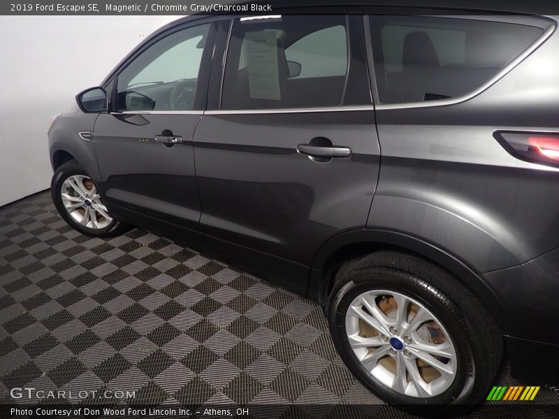 Magnetic / Chromite Gray/Charcoal Black 2019 Ford Escape SE