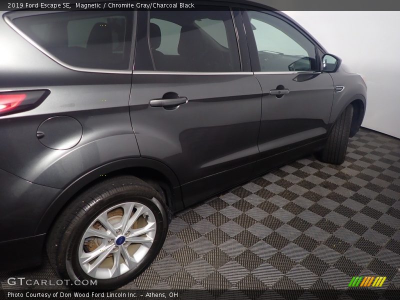 Magnetic / Chromite Gray/Charcoal Black 2019 Ford Escape SE