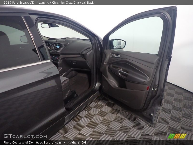 Magnetic / Chromite Gray/Charcoal Black 2019 Ford Escape SE