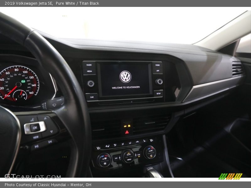 Pure White / Titan Black 2019 Volkswagen Jetta SE
