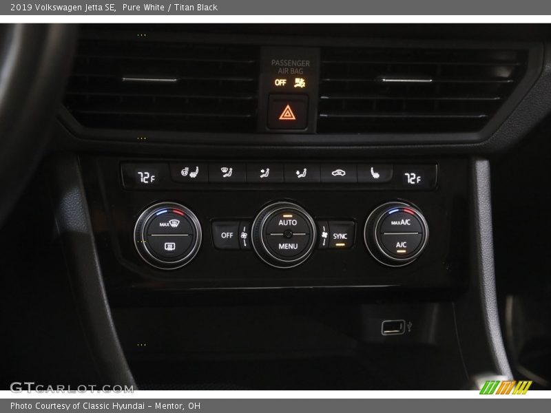 Pure White / Titan Black 2019 Volkswagen Jetta SE