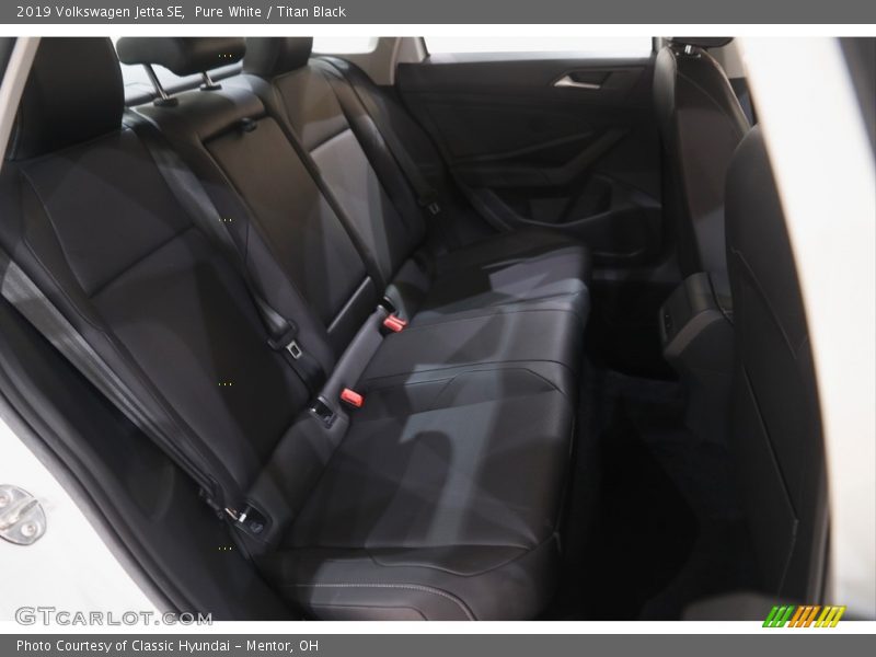 Pure White / Titan Black 2019 Volkswagen Jetta SE