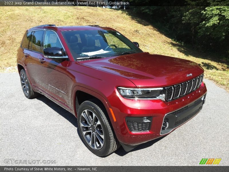 Front 3/4 View of 2022 Grand Cherokee Overland 4x4