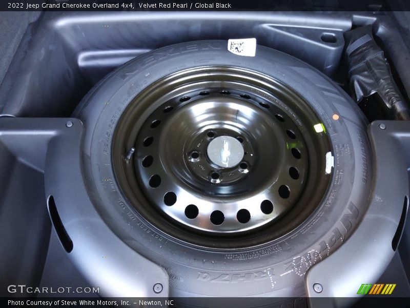Velvet Red Pearl / Global Black 2022 Jeep Grand Cherokee Overland 4x4
