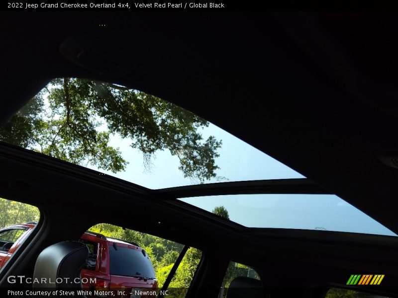Velvet Red Pearl / Global Black 2022 Jeep Grand Cherokee Overland 4x4