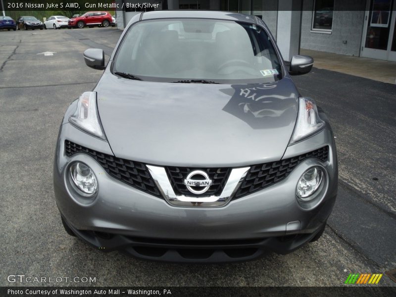 Gun Metallic / Black/Silver 2016 Nissan Juke S AWD
