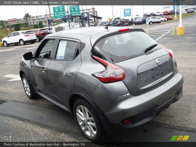 Gun Metallic / Black/Silver 2016 Nissan Juke S AWD