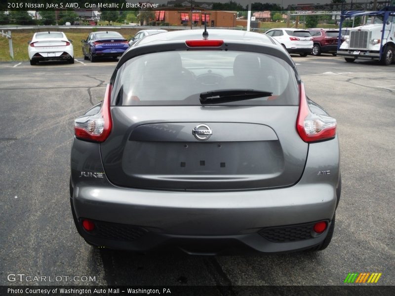Gun Metallic / Black/Silver 2016 Nissan Juke S AWD