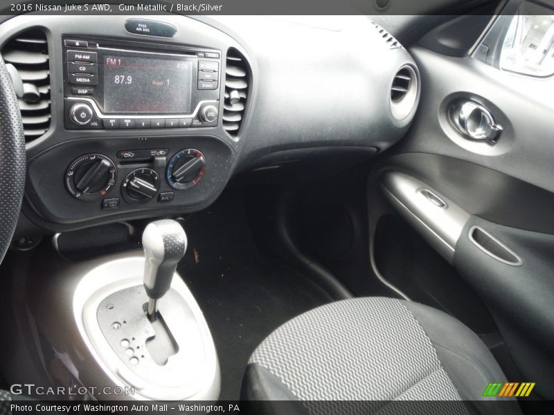 Gun Metallic / Black/Silver 2016 Nissan Juke S AWD