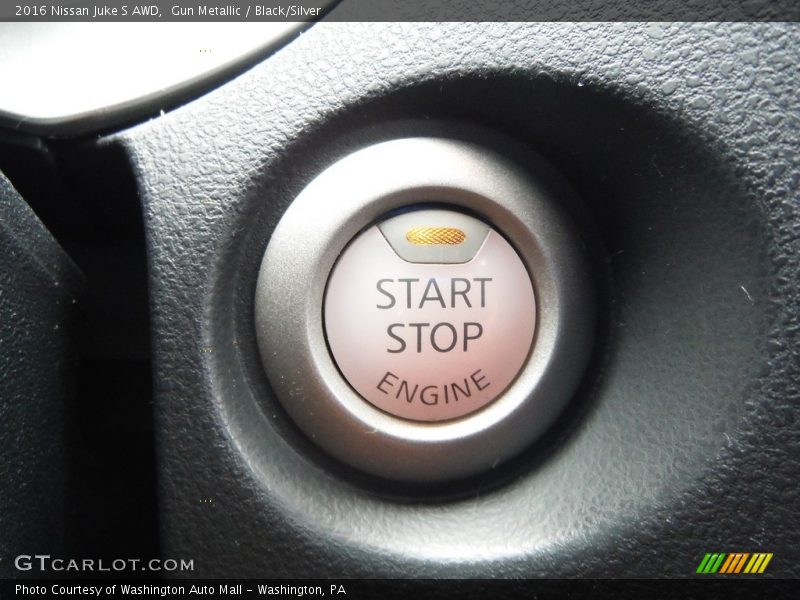 Gun Metallic / Black/Silver 2016 Nissan Juke S AWD
