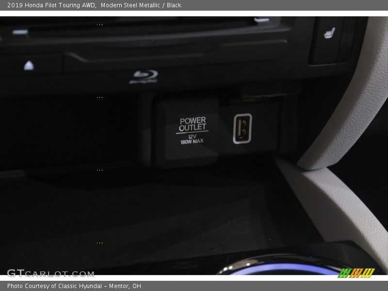 Modern Steel Metallic / Black 2019 Honda Pilot Touring AWD