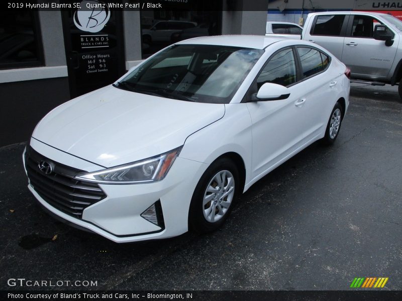 Quartz White Pearl / Black 2019 Hyundai Elantra SE