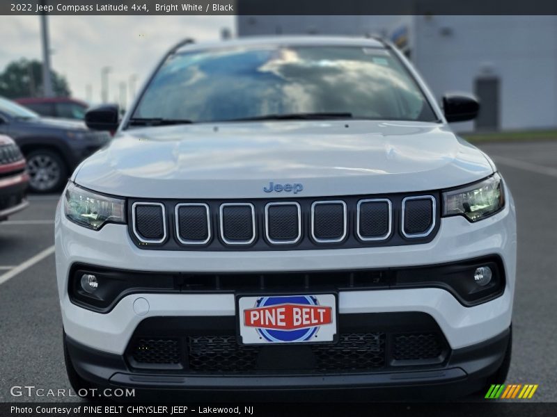 Bright White / Black 2022 Jeep Compass Latitude 4x4
