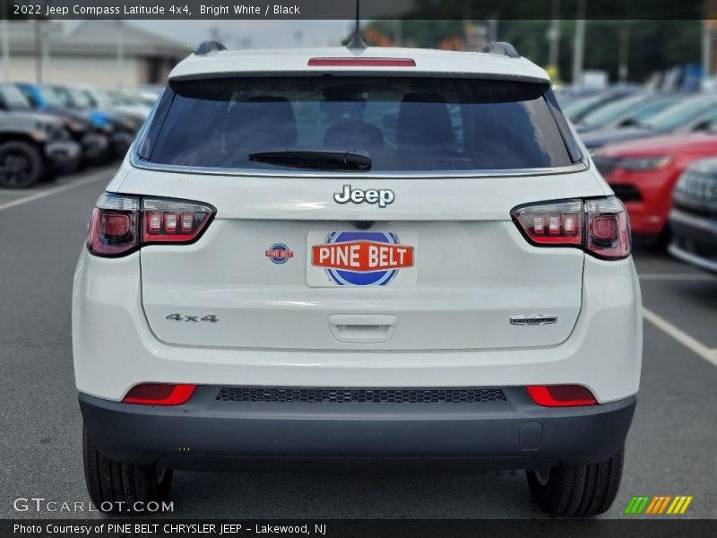 Bright White / Black 2022 Jeep Compass Latitude 4x4