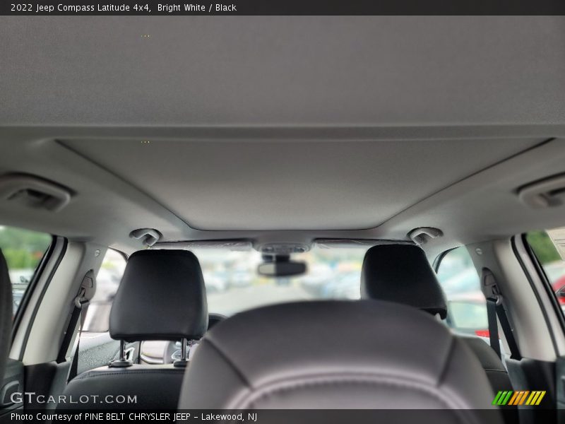 Bright White / Black 2022 Jeep Compass Latitude 4x4
