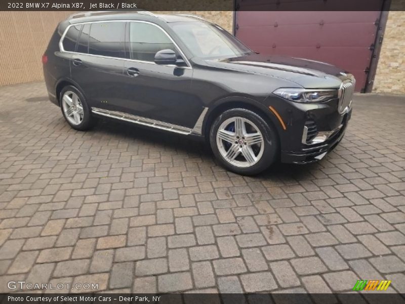 Front 3/4 View of 2022 X7 Alpina XB7