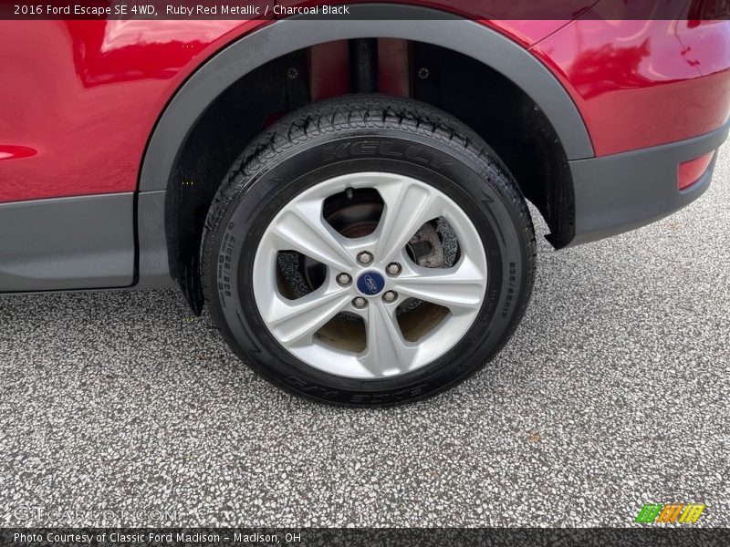 Ruby Red Metallic / Charcoal Black 2016 Ford Escape SE 4WD