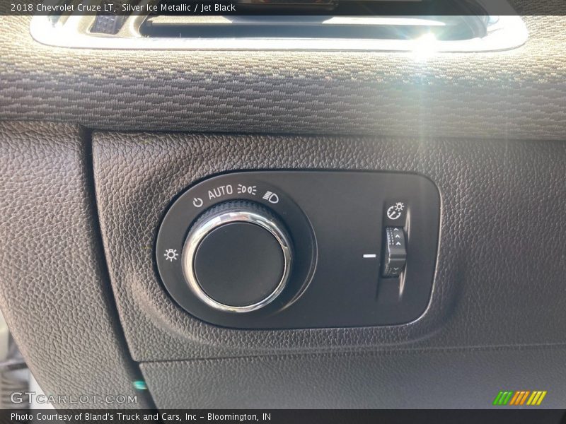 Silver Ice Metallic / Jet Black 2018 Chevrolet Cruze LT