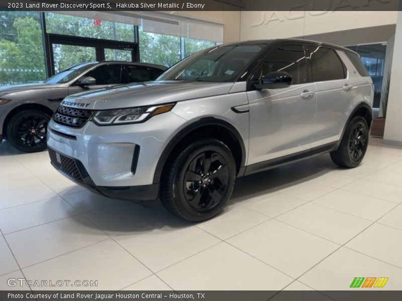 Front 3/4 View of 2023 Discovery Sport S