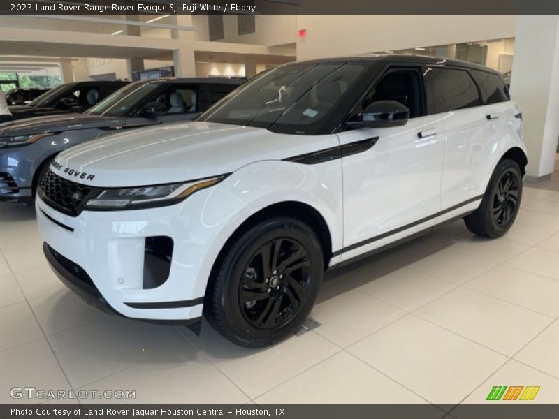 Front 3/4 View of 2023 Range Rover Evoque S