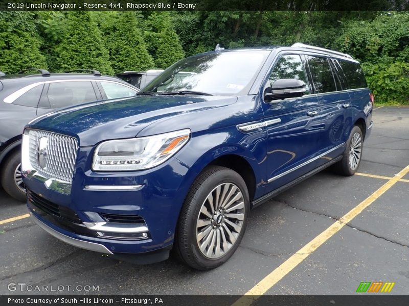Front 3/4 View of 2019 Navigator L Reserve 4x4