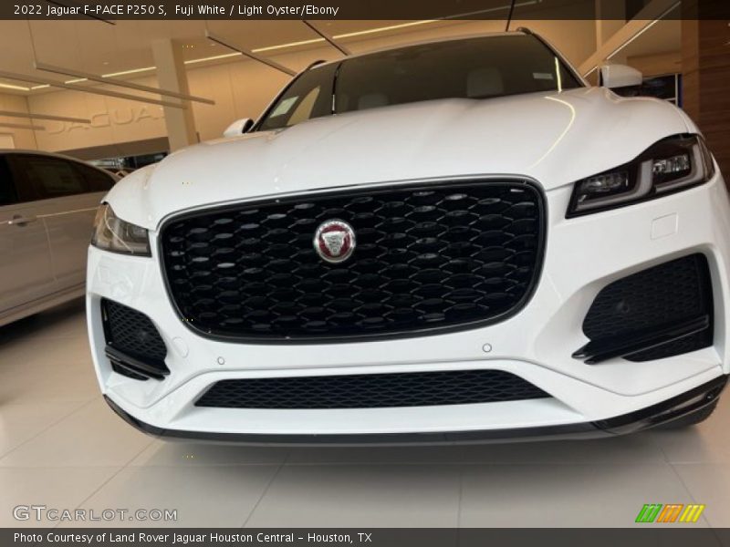 Fuji White / Light Oyster/Ebony 2022 Jaguar F-PACE P250 S