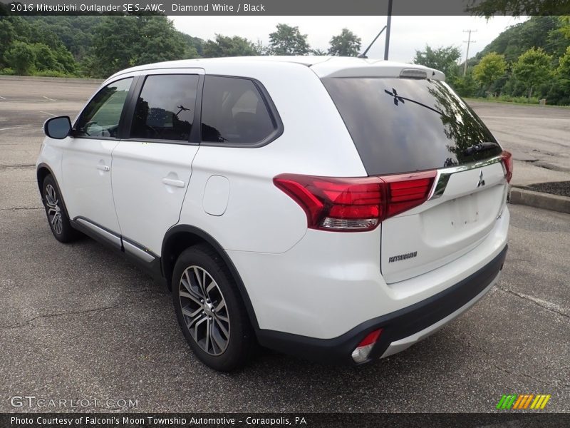 Diamond White / Black 2016 Mitsubishi Outlander SE S-AWC