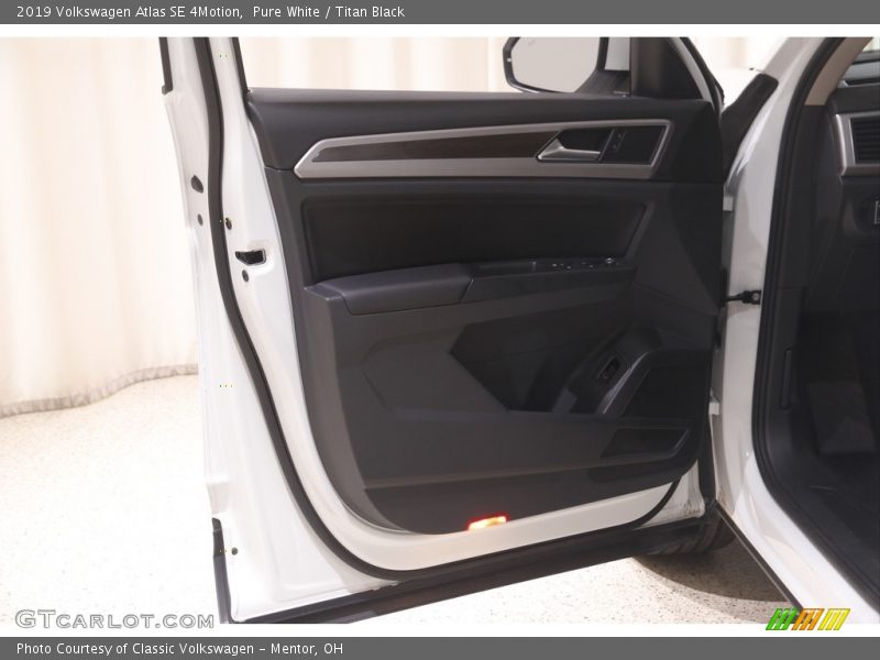 Pure White / Titan Black 2019 Volkswagen Atlas SE 4Motion