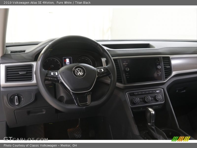 Pure White / Titan Black 2019 Volkswagen Atlas SE 4Motion
