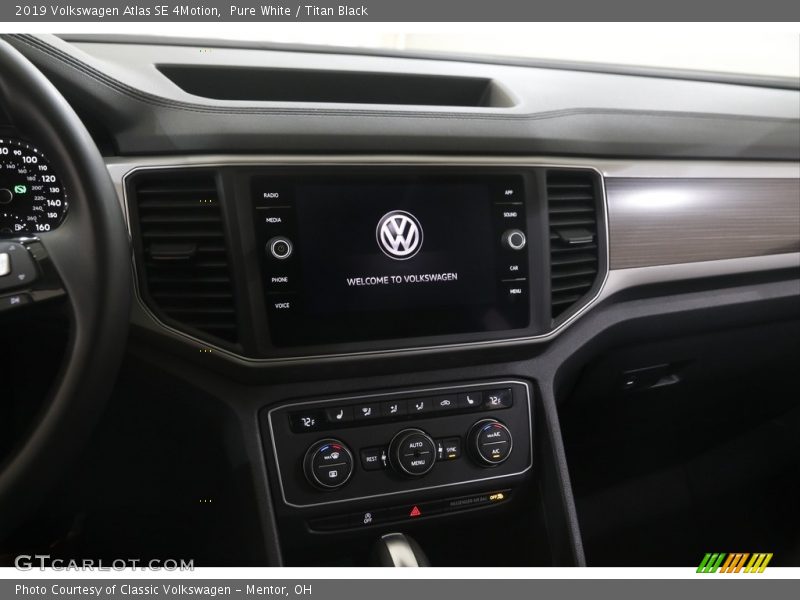 Pure White / Titan Black 2019 Volkswagen Atlas SE 4Motion
