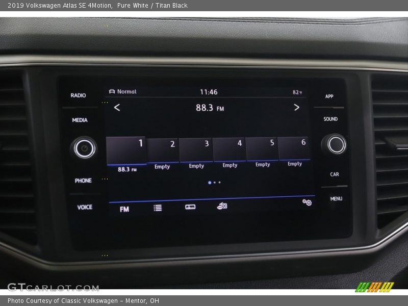 Pure White / Titan Black 2019 Volkswagen Atlas SE 4Motion