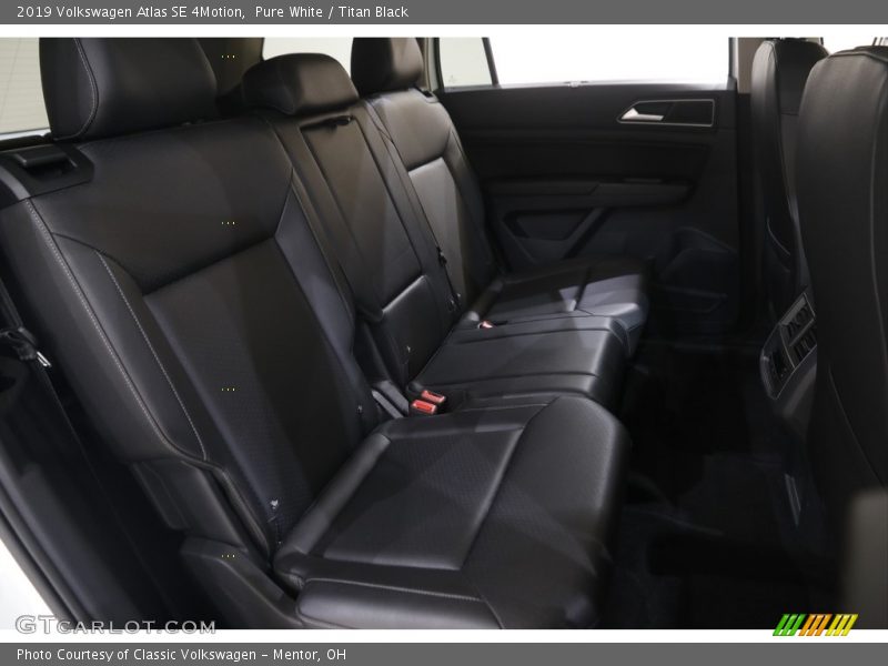 Pure White / Titan Black 2019 Volkswagen Atlas SE 4Motion