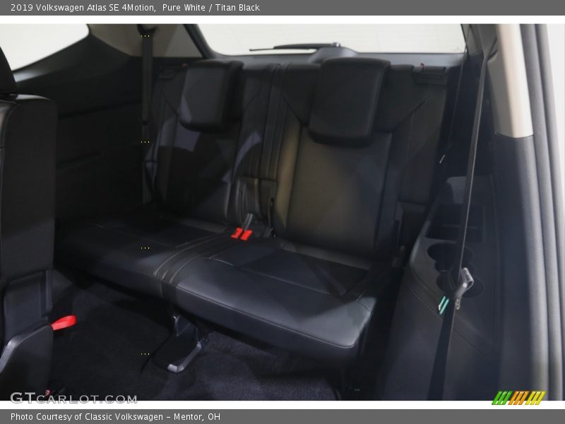 Pure White / Titan Black 2019 Volkswagen Atlas SE 4Motion