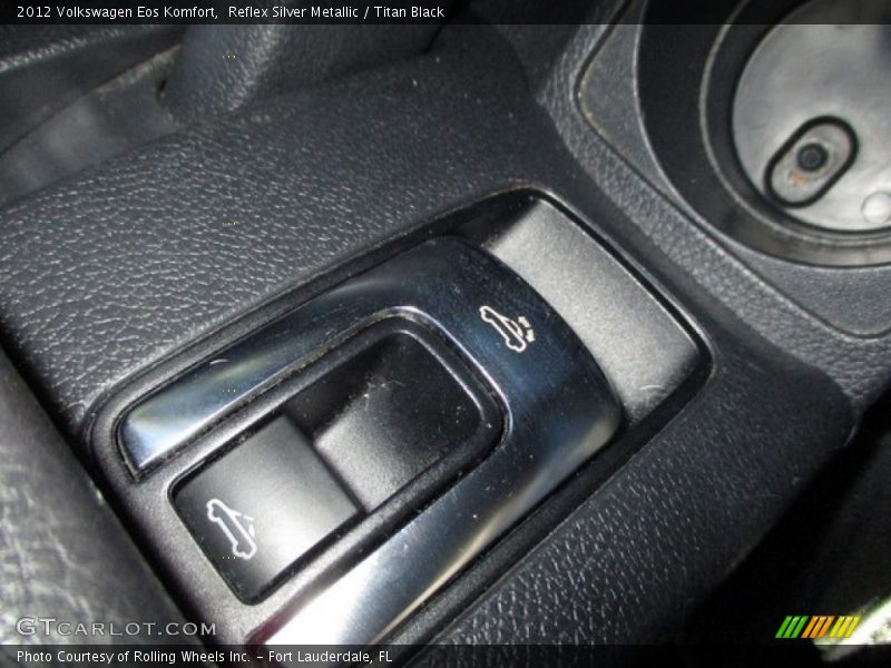 Reflex Silver Metallic / Titan Black 2012 Volkswagen Eos Komfort