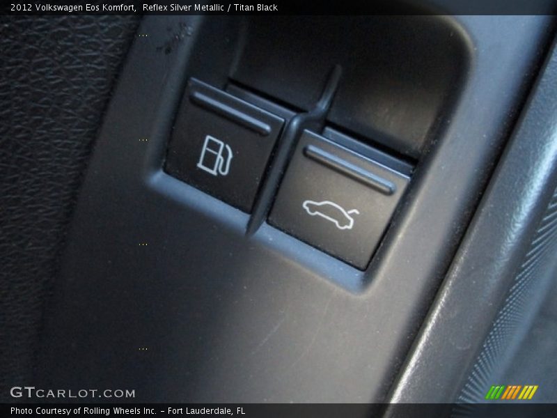 Reflex Silver Metallic / Titan Black 2012 Volkswagen Eos Komfort
