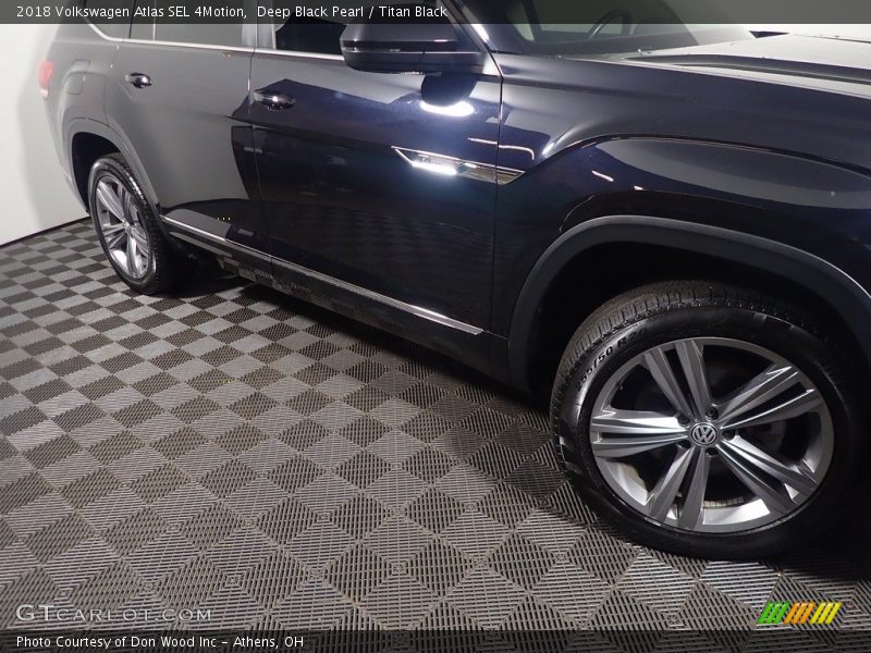 Deep Black Pearl / Titan Black 2018 Volkswagen Atlas SEL 4Motion