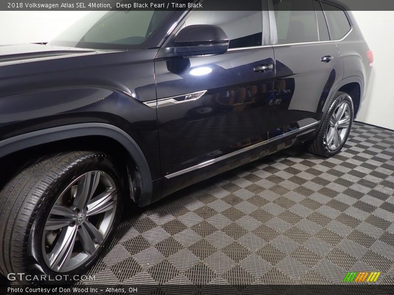 Deep Black Pearl / Titan Black 2018 Volkswagen Atlas SEL 4Motion