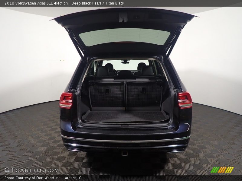  2018 Atlas SEL 4Motion Trunk