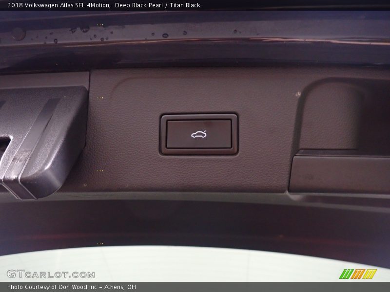  2018 Atlas SEL 4Motion Trunk