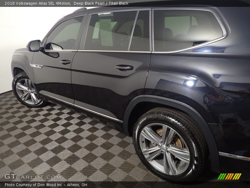 Deep Black Pearl / Titan Black 2018 Volkswagen Atlas SEL 4Motion