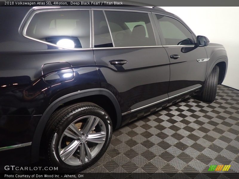 Deep Black Pearl / Titan Black 2018 Volkswagen Atlas SEL 4Motion