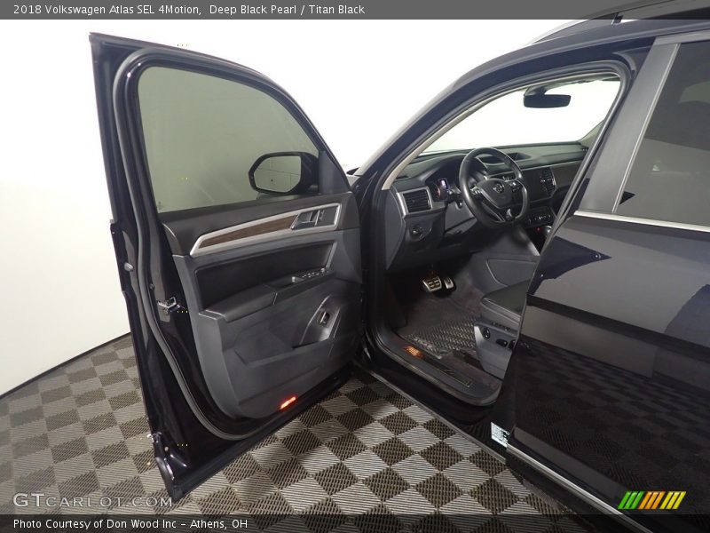 Deep Black Pearl / Titan Black 2018 Volkswagen Atlas SEL 4Motion