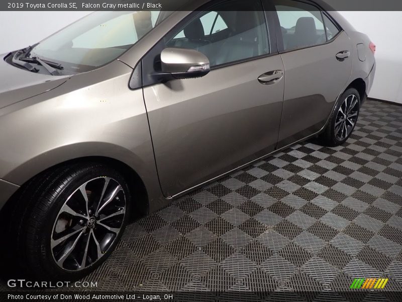 Falcon Gray metallic / Black 2019 Toyota Corolla SE