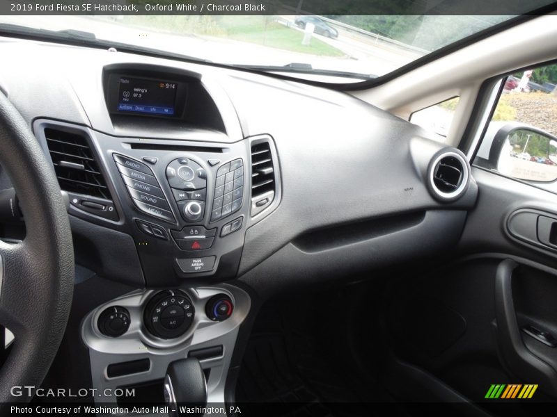 Oxford White / Charcoal Black 2019 Ford Fiesta SE Hatchback