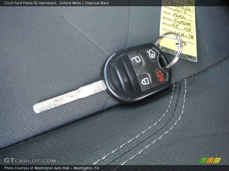 Oxford White / Charcoal Black 2019 Ford Fiesta SE Hatchback