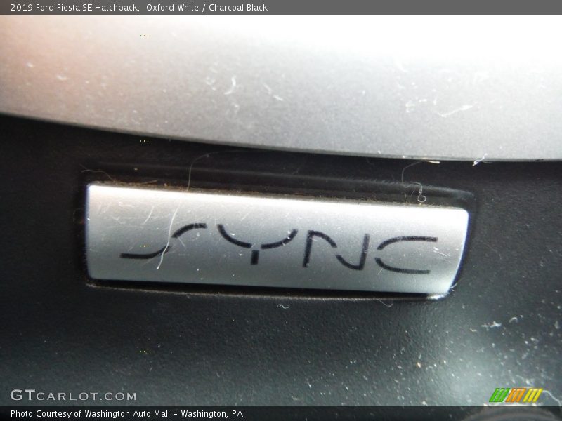 Oxford White / Charcoal Black 2019 Ford Fiesta SE Hatchback
