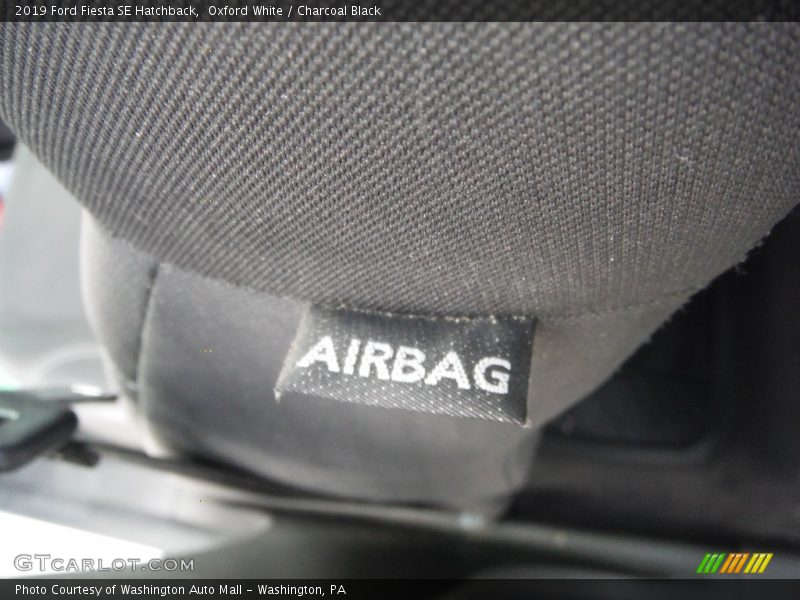 Oxford White / Charcoal Black 2019 Ford Fiesta SE Hatchback