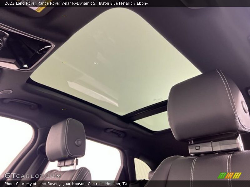 Sunroof of 2022 Range Rover Velar R-Dynamic S